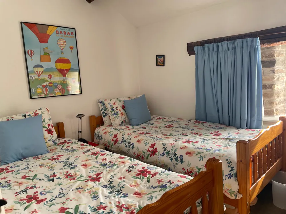 Twin bedroom with two single beds